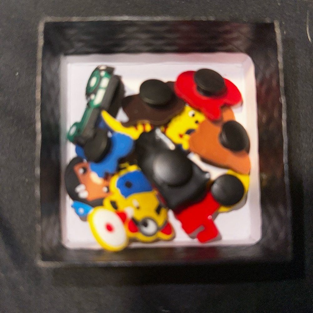 10 croc charms
